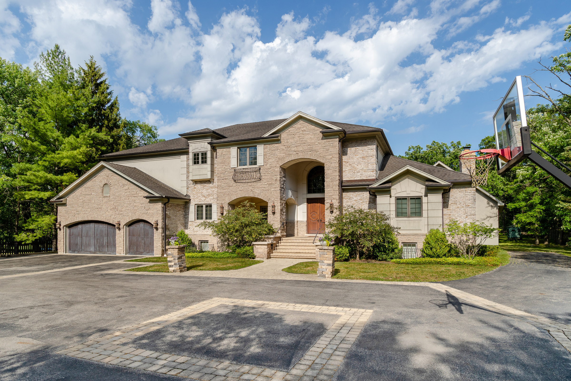 Exterior view of Scottie Pippen's Chicago home with an outdoor basketball hoop.