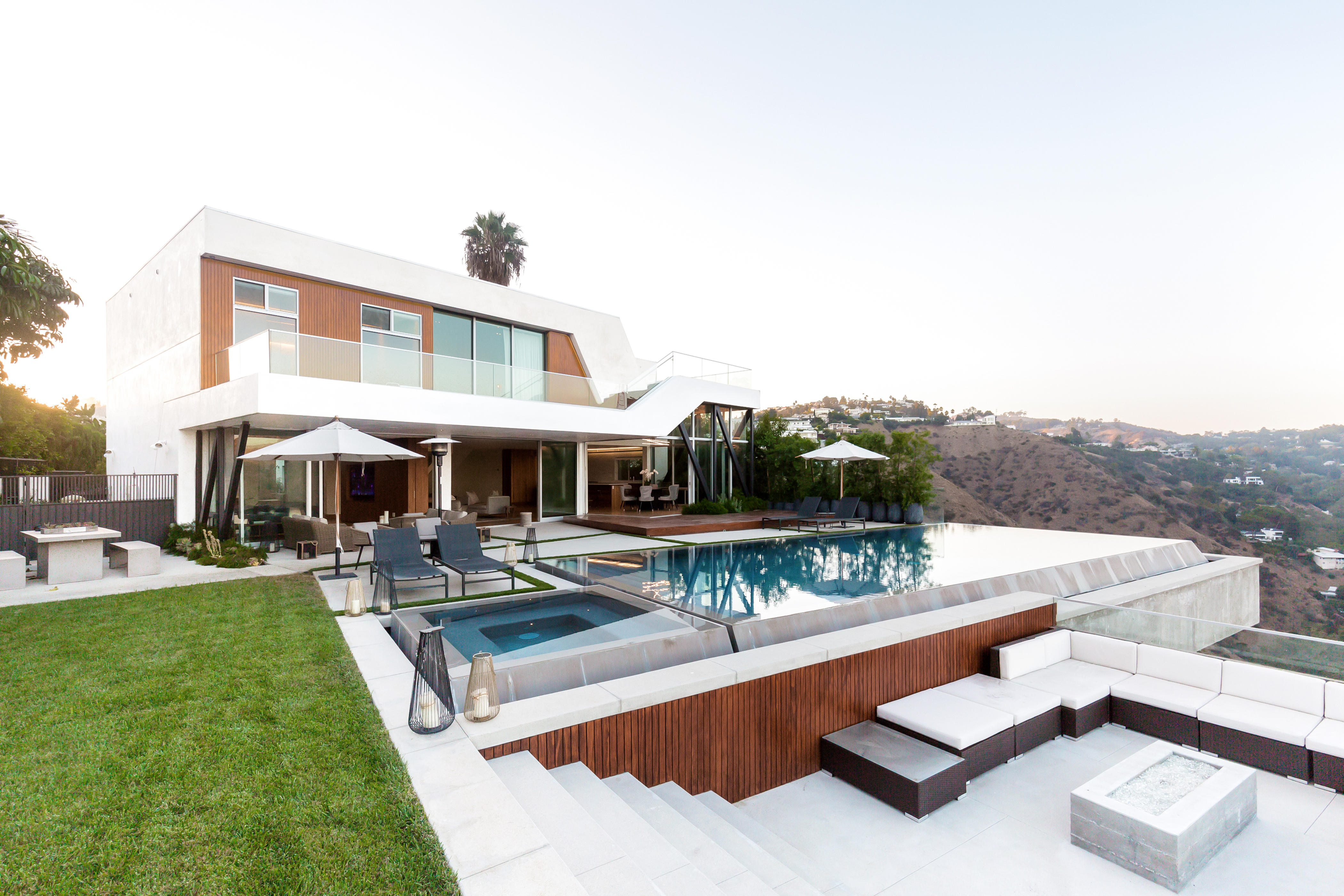 Exterior of Houseplant house, includes infinity pool, outside deck and modern architecture. 