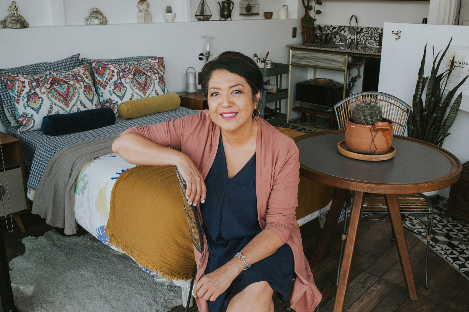 Lety Godoy, anfitriona mexicana sentada en una silla en el espacio que comparte en la plataforma