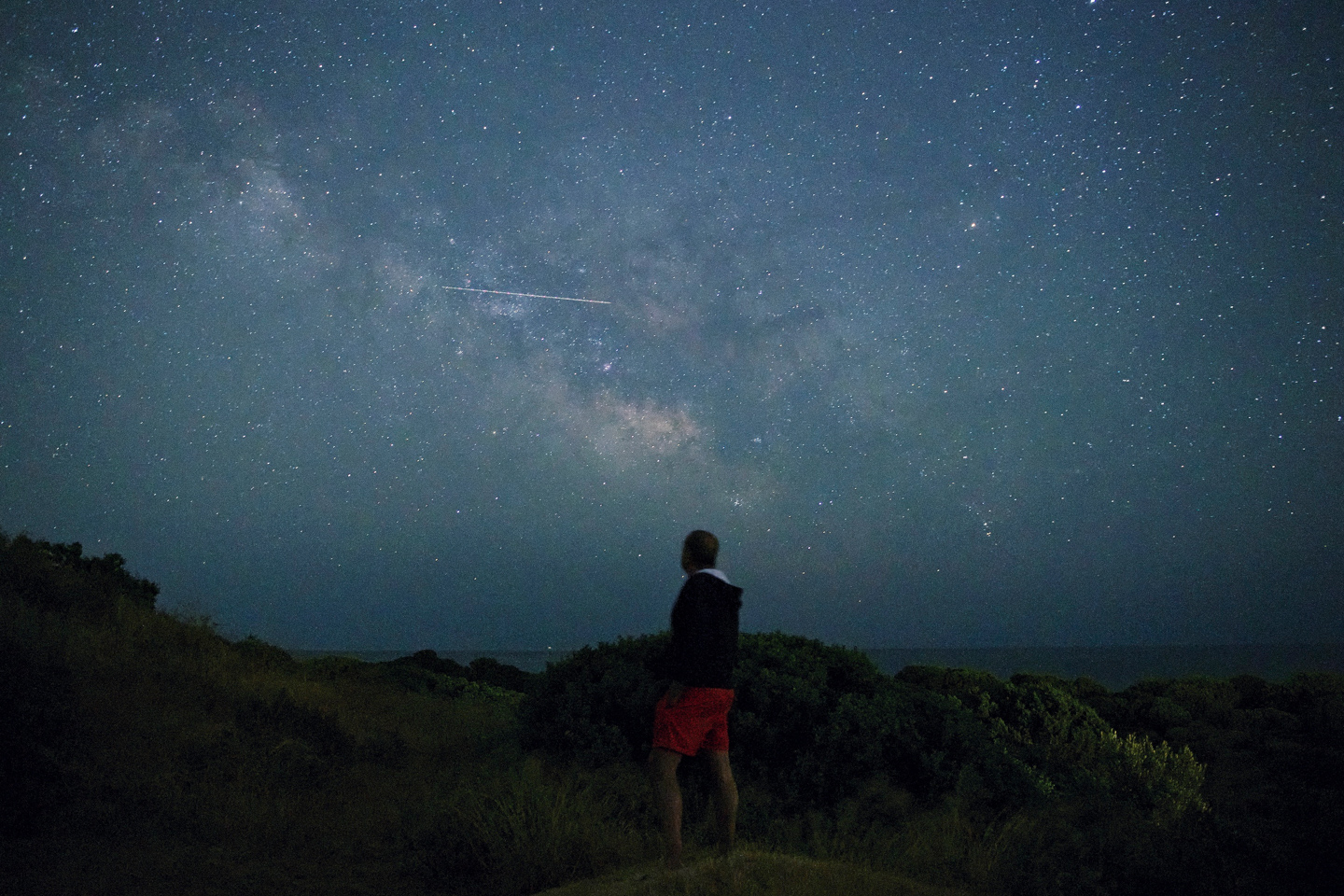Hombre mirando al cielo estrellado