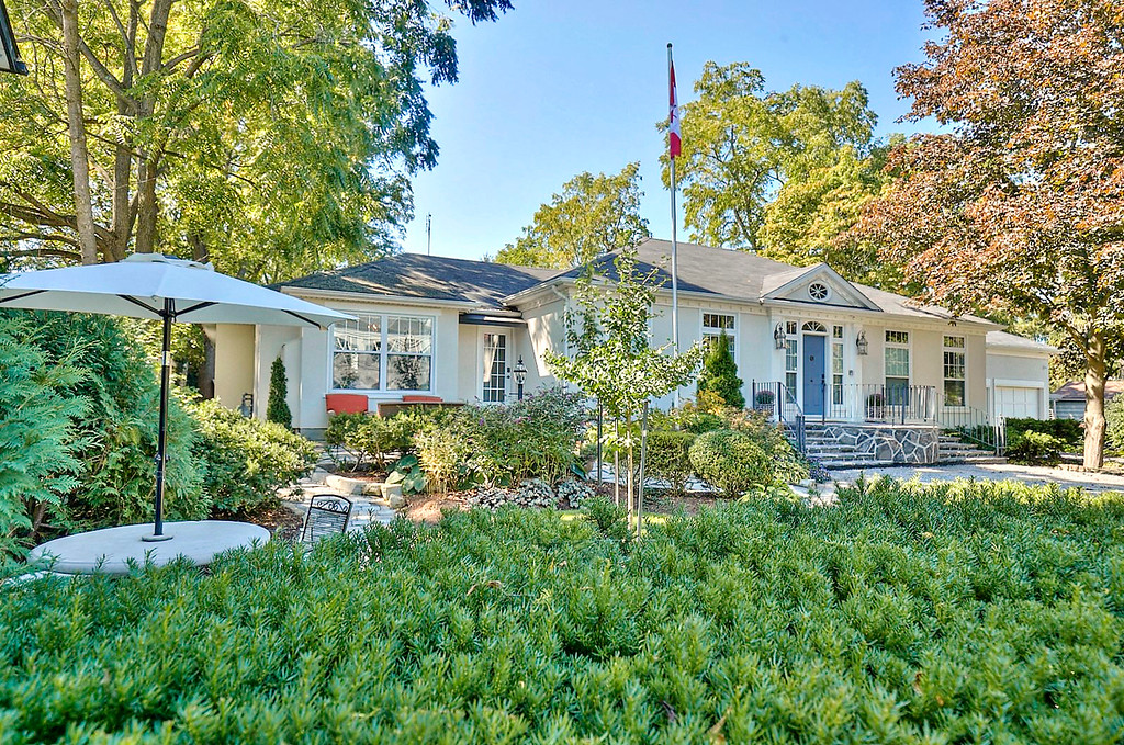 A bungalow surrounded by greenery in Niagara on the Lake