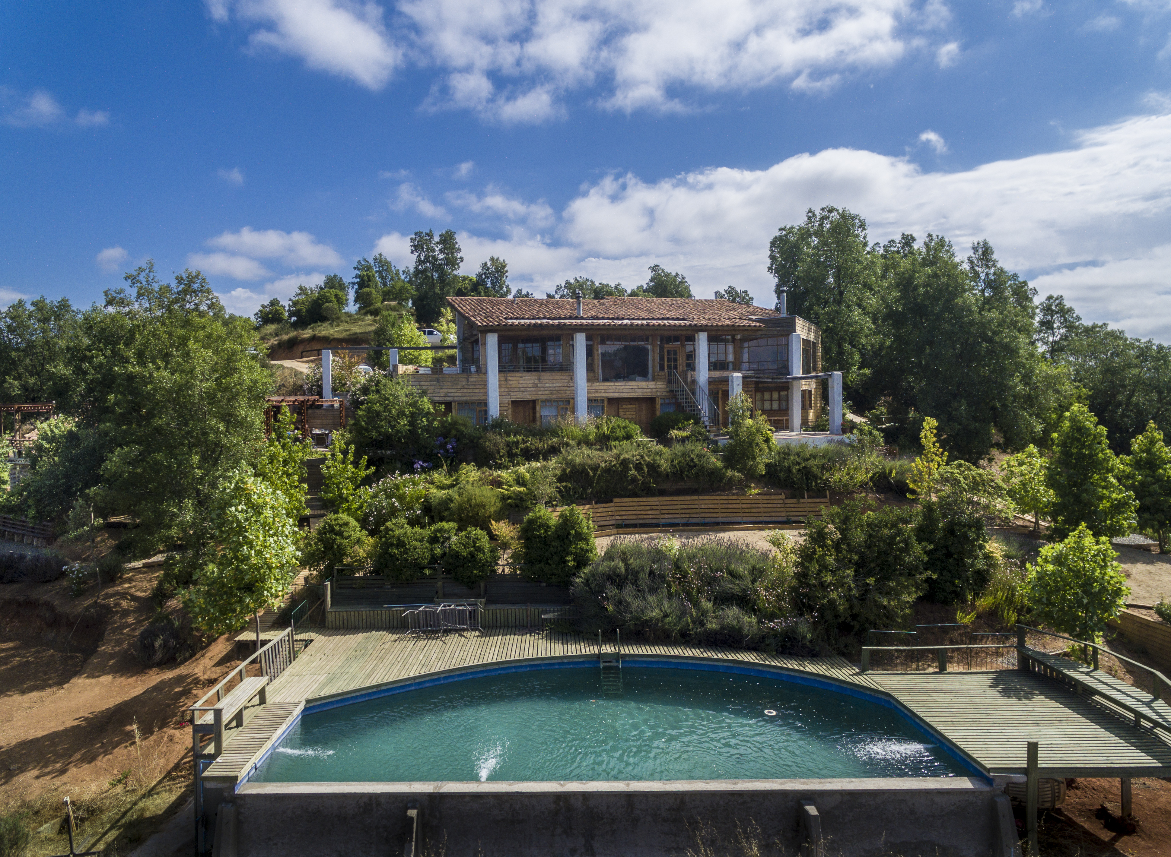 Vista panorámica de casa de montaña en Chile con piscina en la parte inferior