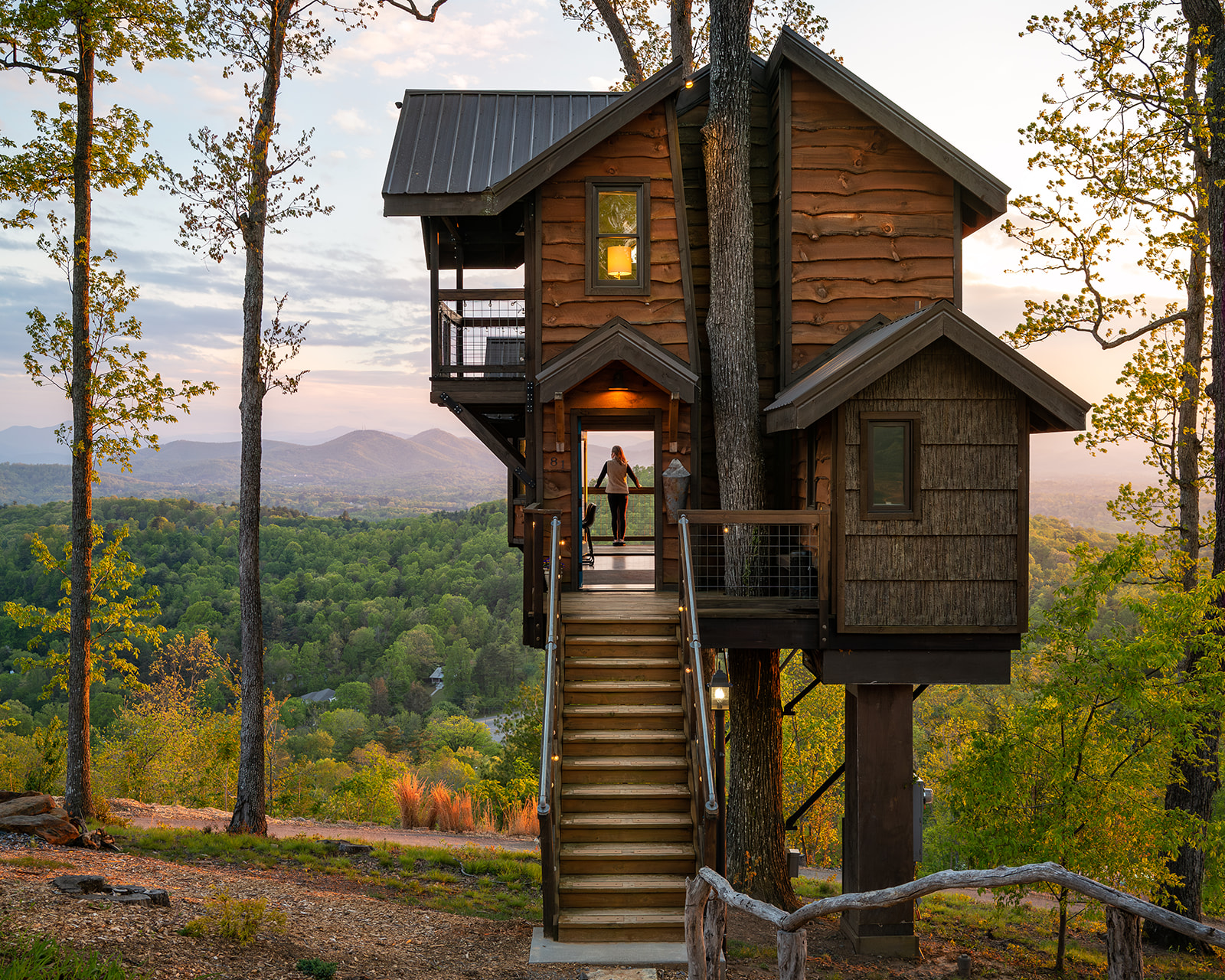 Custom-made treehouse in the midst of towering white oaks