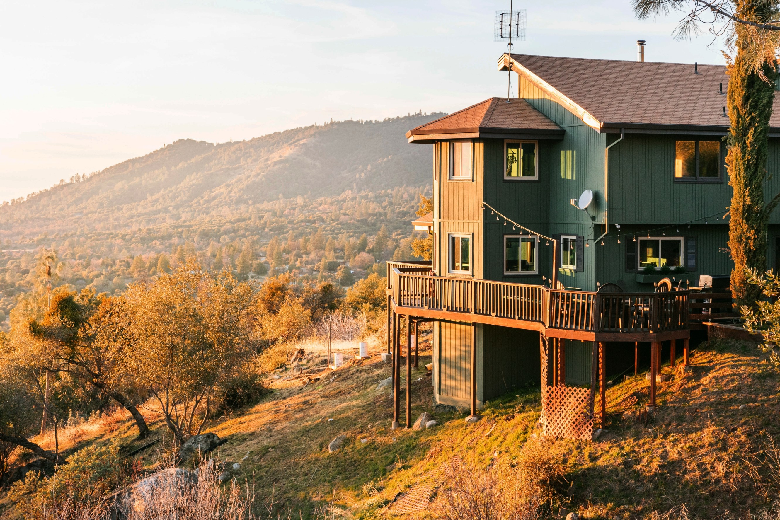 Mountain top Cabin with stunning mountain, valley & sunset view