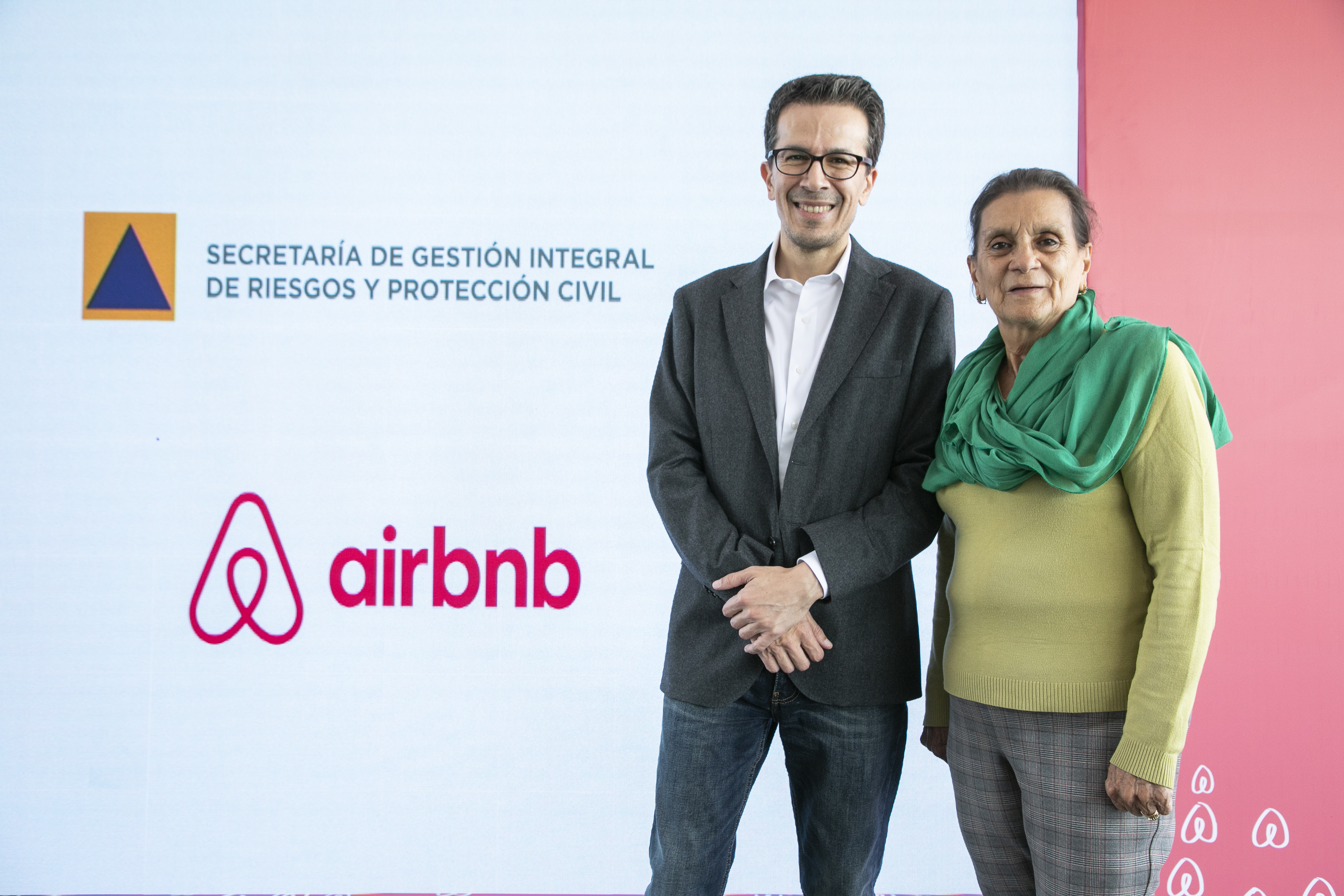 Ángel Terral, Director General de Airbnb para México, Centroamérica y el Caribe to the left and to the right Myriam Vilma Urzúa Venegas, Secretaria de Gestión Integral de Riesgos y Protección Civil de la Ciudad de México.