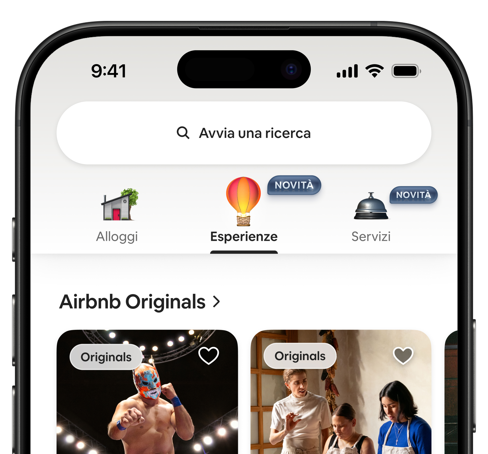 Schermata di uno smartphone che mostra l'app di Airbnb con le schede Case, Esperienze e Servizi.