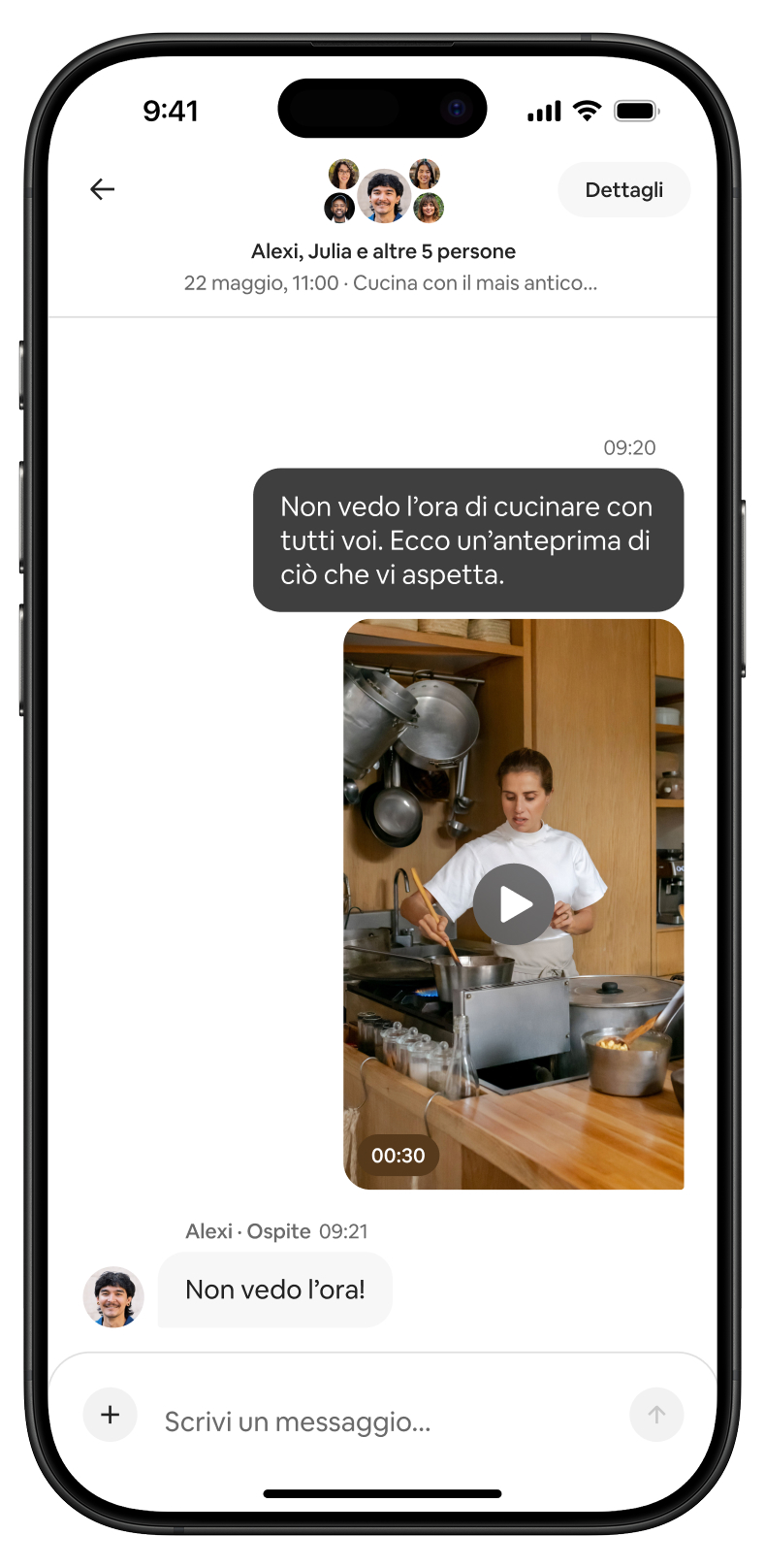 Chat di gruppo che mostra un video di una persona che cucina in una cucina, con utensili appesi sopra.