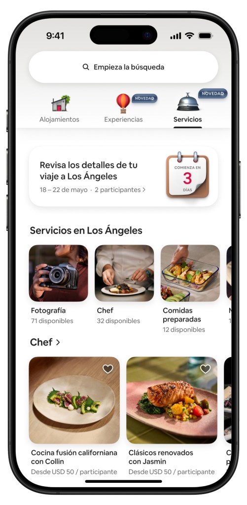 Pantalla de la app de Airbnb que muestra los detalles del viaje a Los Ángeles con servicios como opciones de fotografía y chef.
