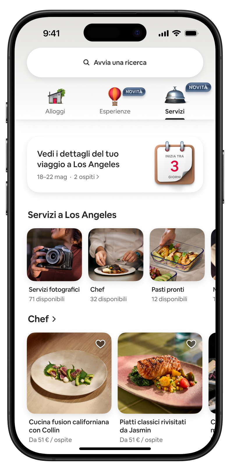 Schermata di uno smartphone che mostra i servizi di Airbnb a Los Angeles, inclusi fotografia, chef e pasti pronti.