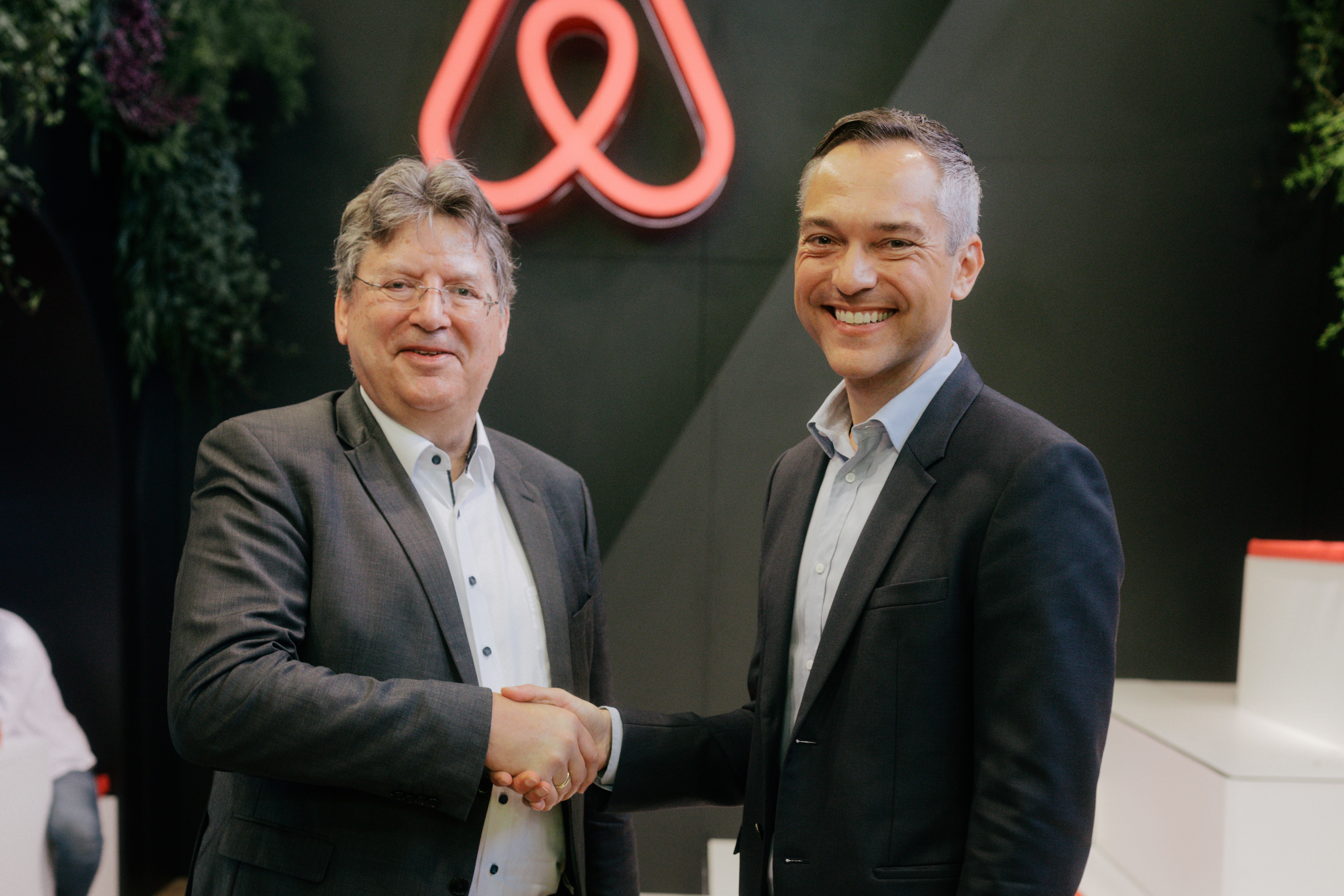 Reinhard Meyer, Präsident des Deutschen Tourismusverbandes und Airbnb-Mitgründer und Chief Strategy Officer Nathan Blecharczyk auf der ITB Berlin 2026