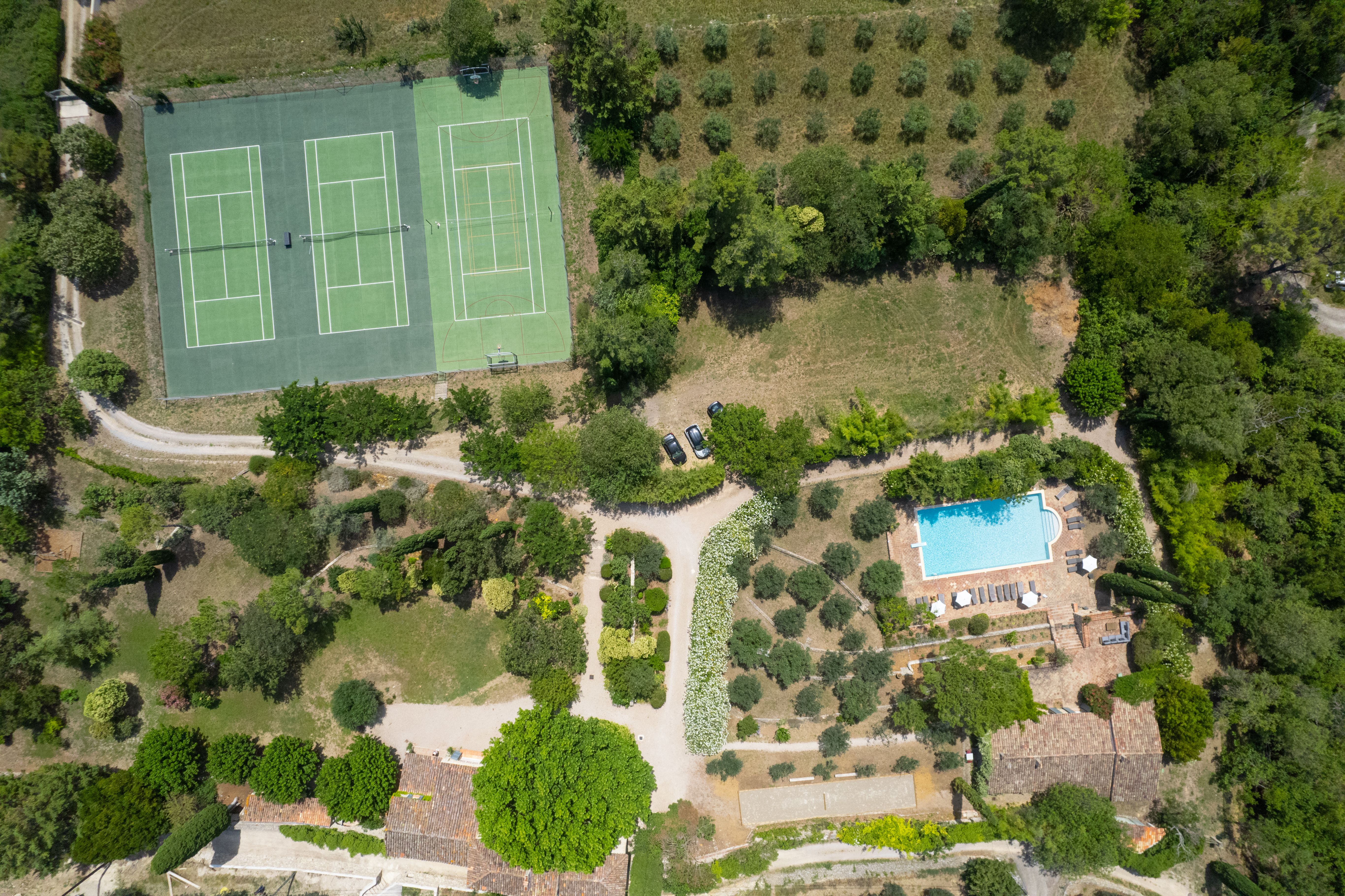 Jeu, set et match : ces plus beaux logements Airbnb avec court de tennis en France